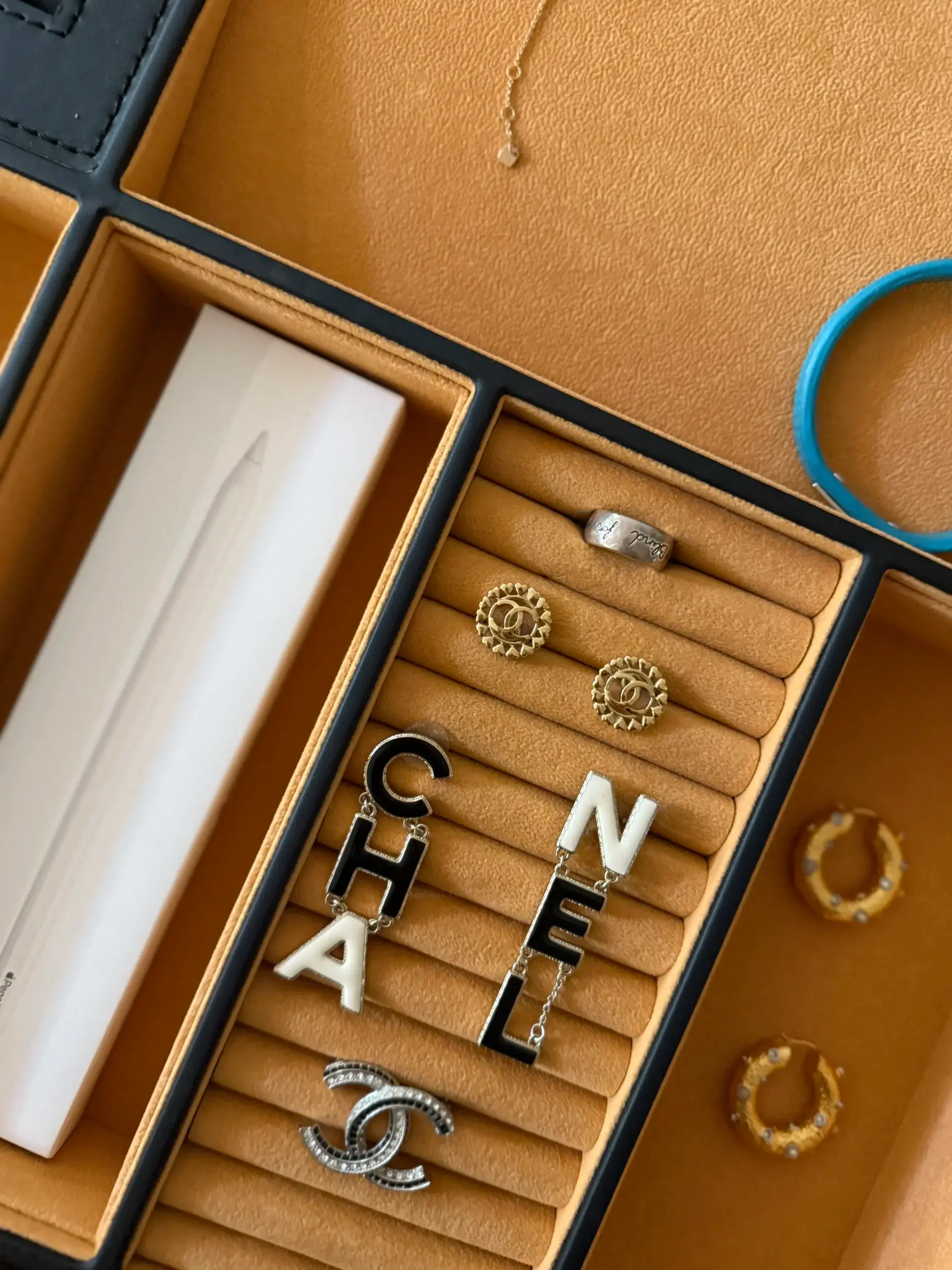 Akcesoria designerskie używane premium - Luksusowe akcesoria marki premium w komisie Zapasy z Szafy Szczecin