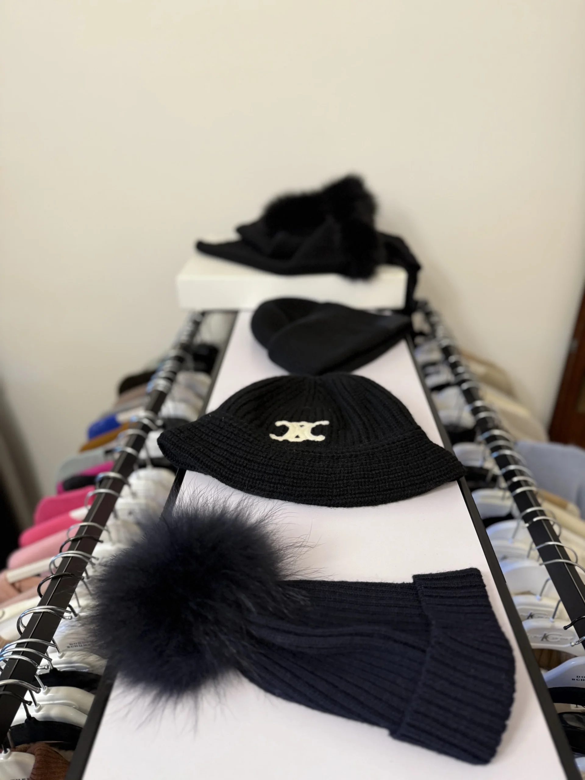 Ubrania designerskie używane - Luksusowe ubrania marki premium w komisie Zapasy z Szafy Szczecin