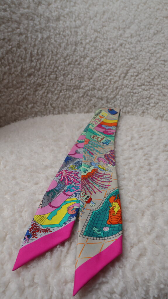 Apaszka Twilly od Hermès kolorowa