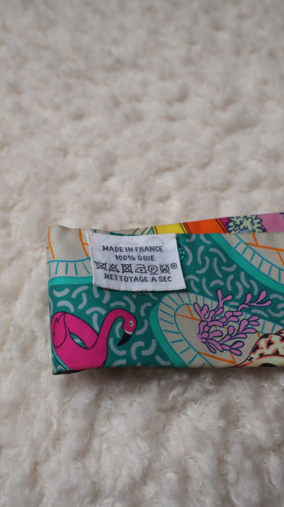 Apaszka Twilly od Hermès kolorowa