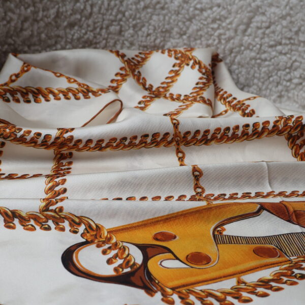 Chusta Burberry jedwabna kremowa