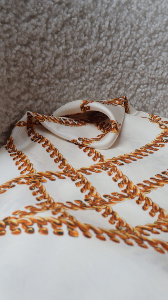 Chusta Burberry jedwabna kremowa