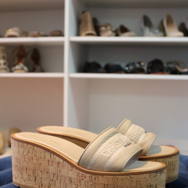 Christian Dior klapki na korku sand