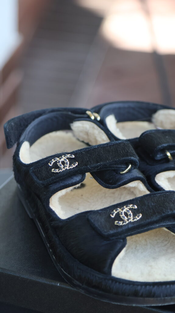 Chanel Dad Sandals Shearling czarne