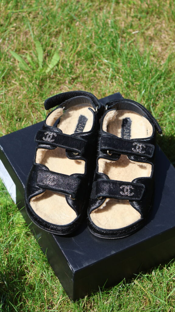 Chanel Dad Sandals Shearling czarne