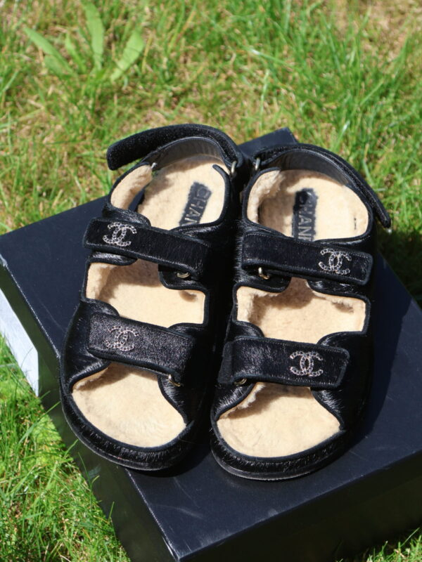 Czarne sandały Chanel Dad Sandals z futrzaną wyściółką i złotym logo CC na regulowanych paskach
