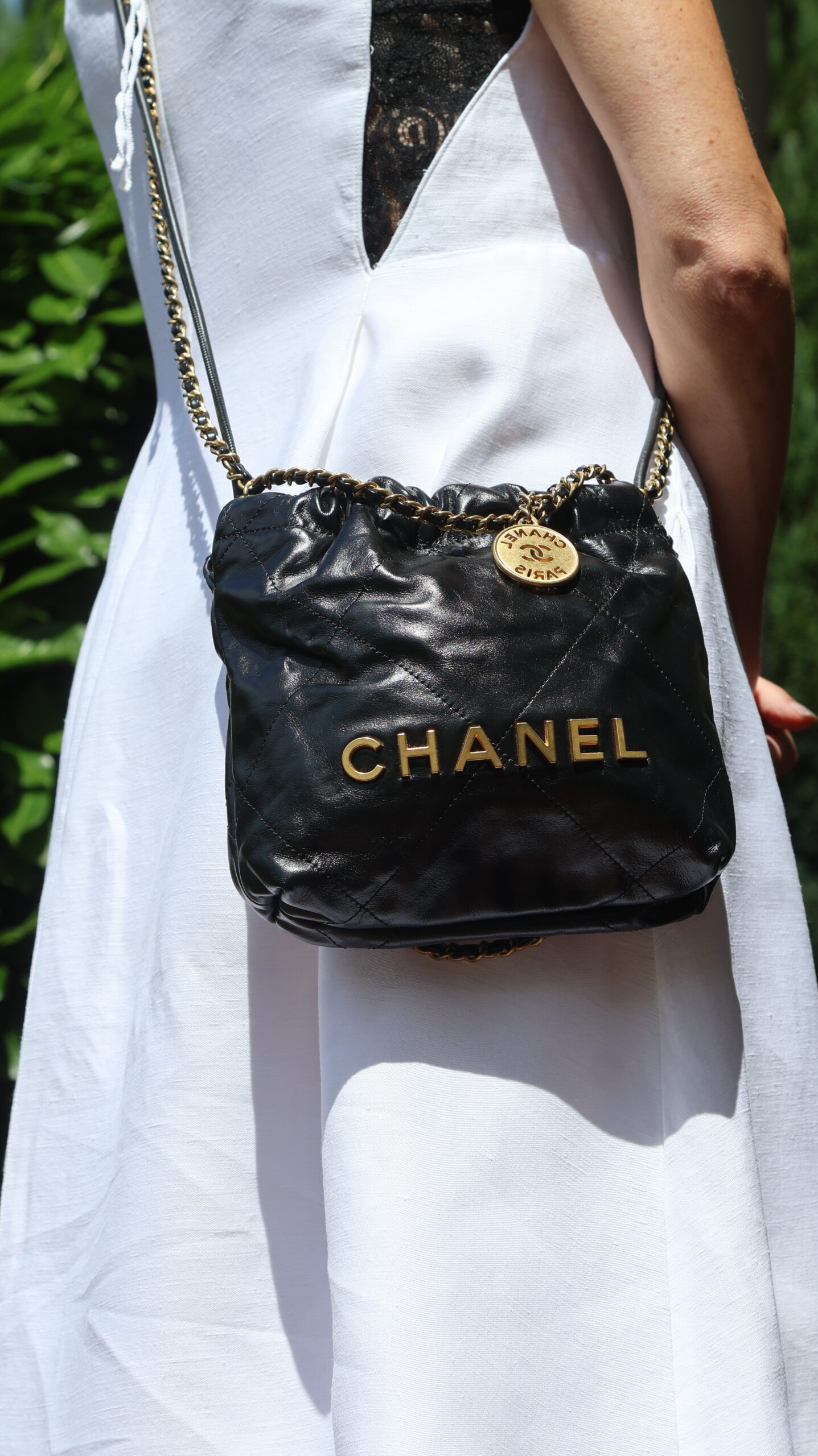 Chanel 22 Mini czarna ze skóry cielęcej z pikowaniem, złotymi okuciami i łańcuszkiem