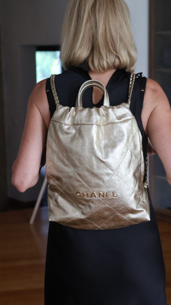 Złoty plecak Chanel 22 Medium z metalizowanej skóry cielęcej z pikowaniem i łańcuszkowymi szelkami