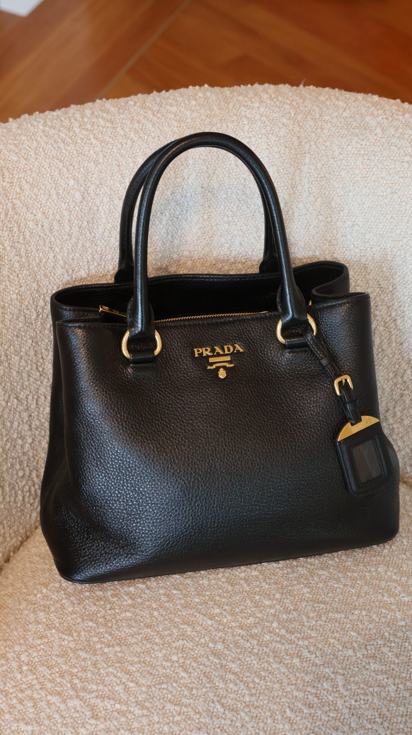 Czarna skórzana torebka Prada Tote Bag ze złotym logo, podwójnymi uchwytami i złotymi okuciami