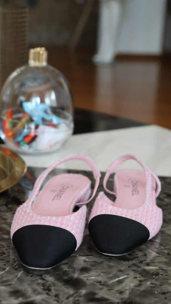 Różowe tweedowe czółenka Chanel Slingback z czarnymi kontrastowymi noskami i paskami na pięcie.