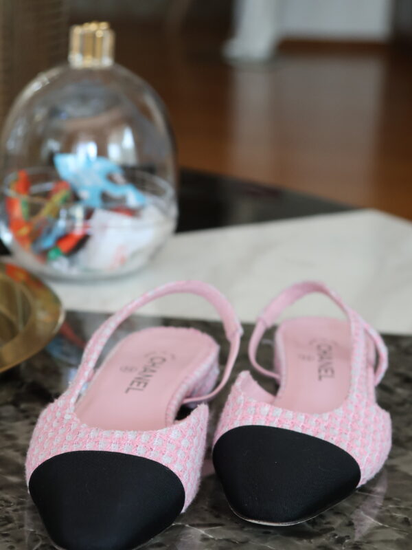 Różowe tweedowe czółenka Chanel Slingback z czarnymi kontrastowymi noskami i paskami na pięcie.