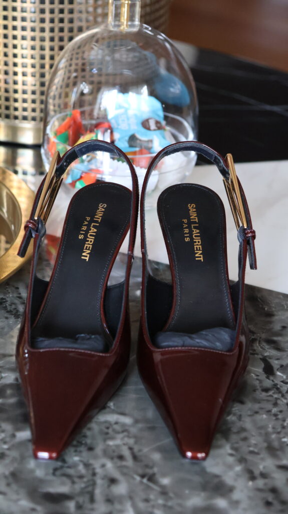 Bordowe lakierowane czółenka Yves Saint Laurent na obcasie kitten heel z paskiem slingback i złotym detalem.