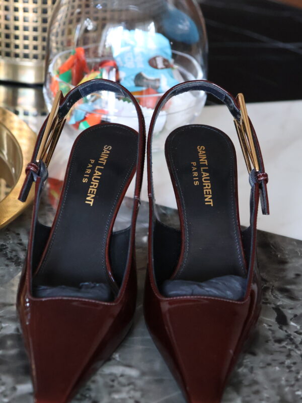 Bordowe lakierowane czółenka Yves Saint Laurent na obcasie kitten heel z paskiem slingback i złotym detalem.