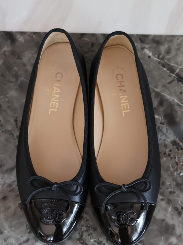 Czarne baleriny Chanel Classic z lakierowanymi noskami, kokardkami i czarnym logo CC.