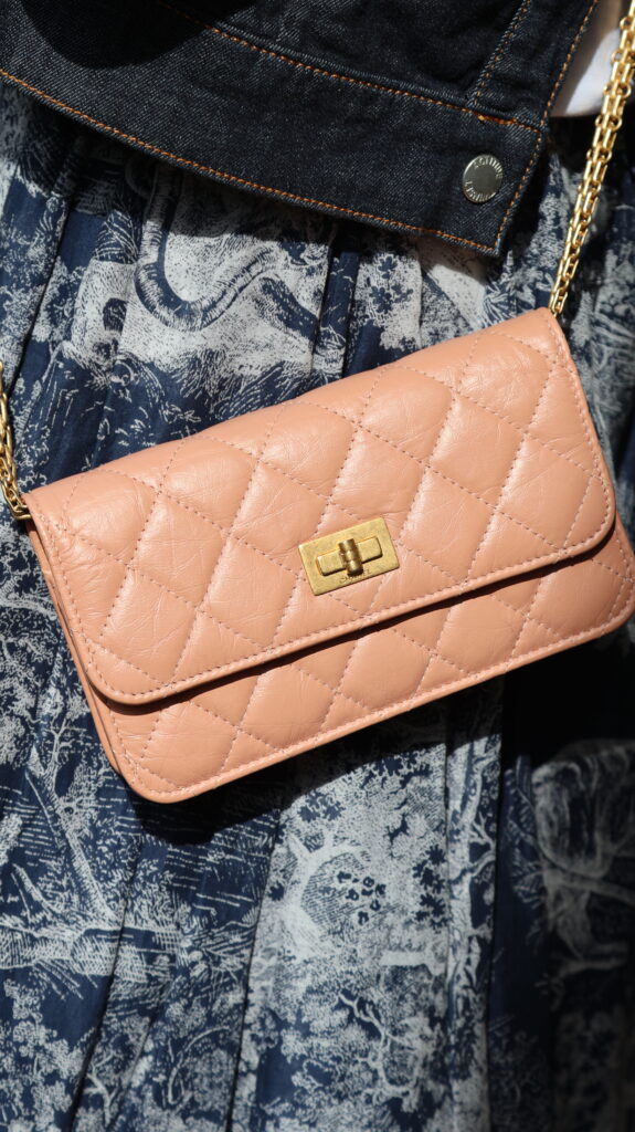 Chanel 2.55 Mini nude ze skóry jagnięcej, pikowana torebka na złotym łańcuszku z prostokątnym zapięciem