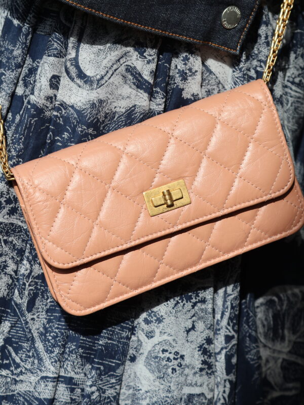 Chanel 2.55 Mini nude ze skóry jagnięcej, pikowana torebka na złotym łańcuszku z prostokątnym zapięciem