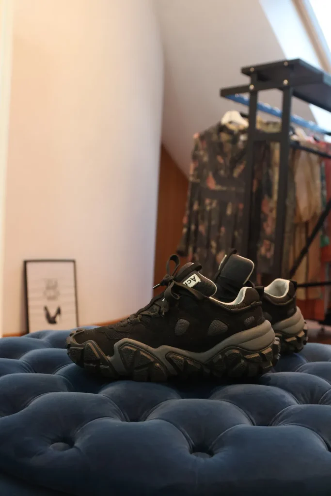 Czarne sneakersy Acne Studios z szarą, masywną podeszwą i metką Acne na języku