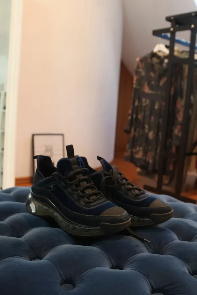 Granatowe sneakersy Chanel z logo CC na boku i przezroczystą podeszwą