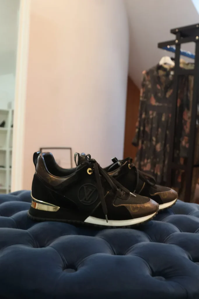 Brązowe sneakersy Louis Vuitton z monogramem, logo LV na boku i białą podeszwą