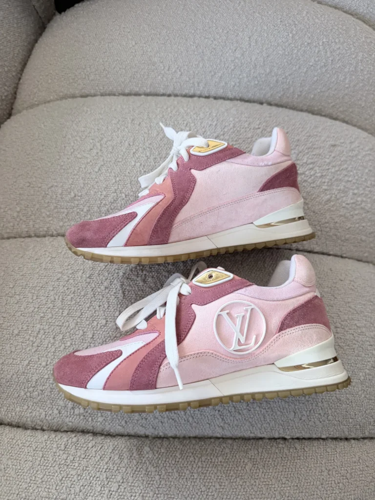 Różowe sneakersy Louis Vuitton z okrągłym logo LV na boku