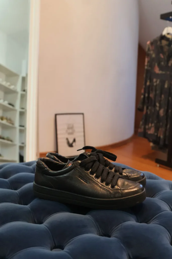 Czarne sneakersy Prada na płaskiej podeszwie, z czarnymi sznurówkami